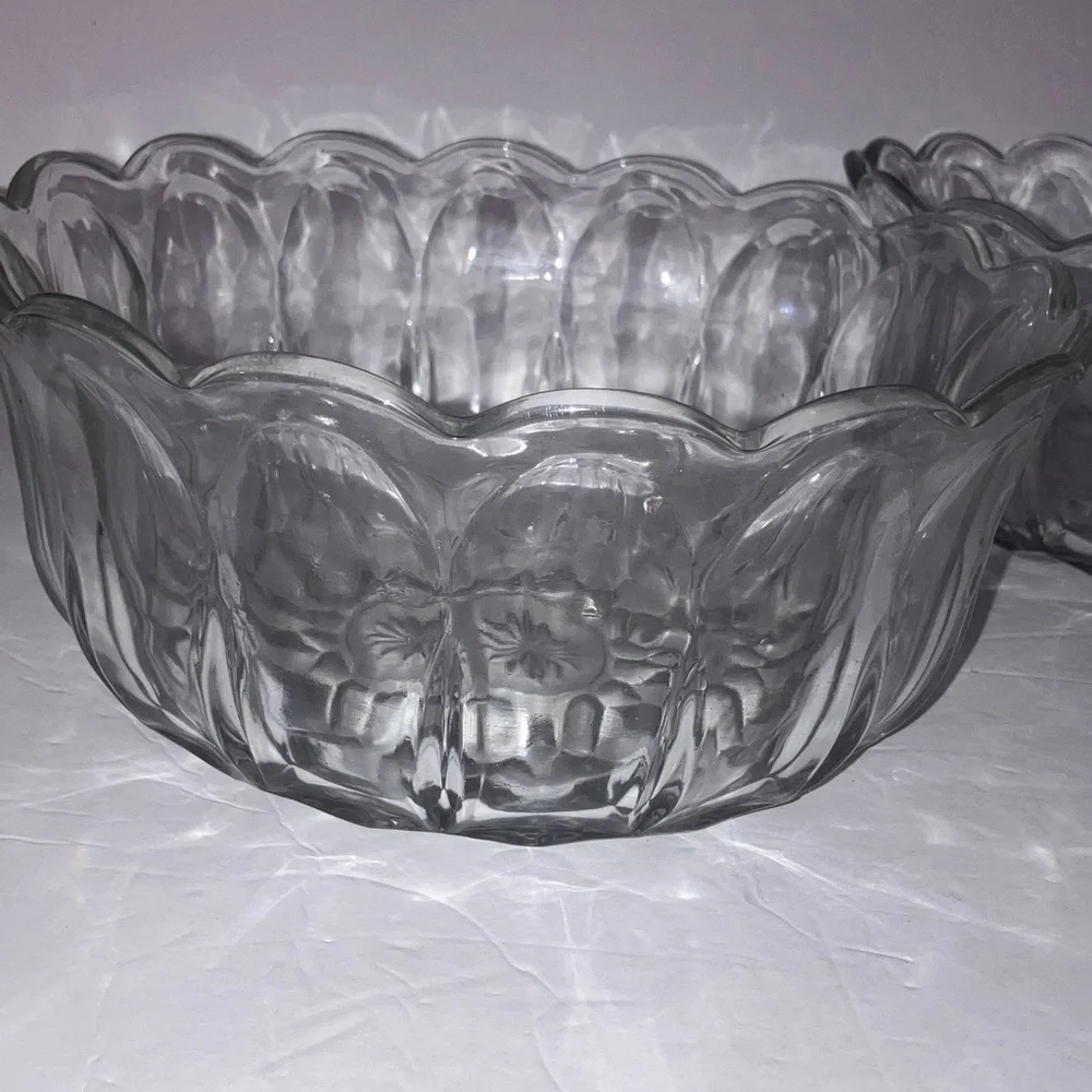 Matching Clear Glass Serving Bowl Set with Scalloped Edges Ornate Design 9x4”‎